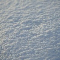 第一动漫网社群运营祁七在整理用户纠错邮件的收件箱，屏幕上按作品名分类的反馈列表整齐排列，旁边放着写有时效要求的便签